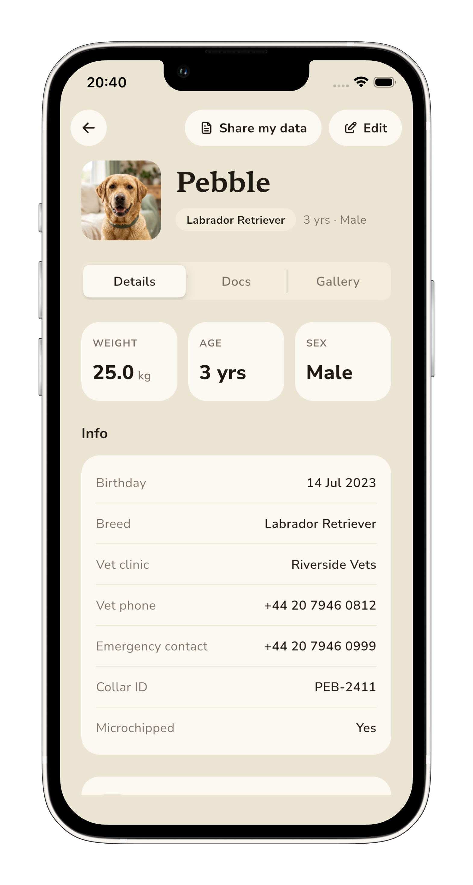 Pebble details tab showing Pebble the Labrador — 25kg, 3 years, vet clinic and emergency contact.